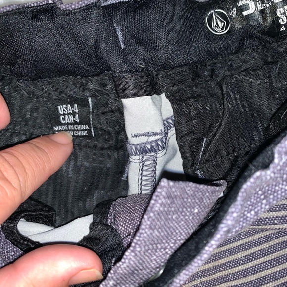 Boys Volcom size 4 shorts - Picture 7 of 9